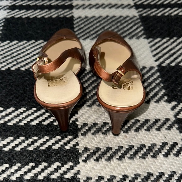 Salvatore Ferragamo Brown Heels with Pointed Toe Fan Cognac Slingback 7.5 - Picture 5 of 8